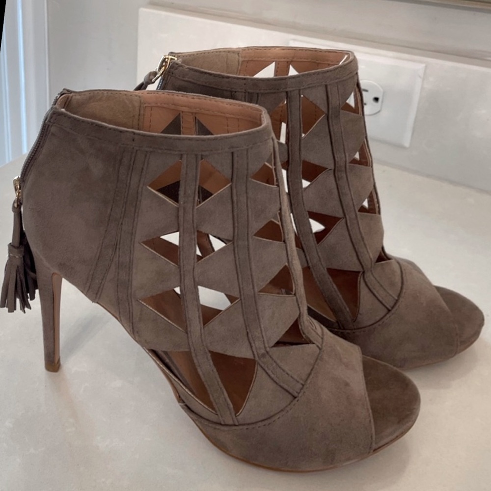 XOXO Taupe Heel Size 9M